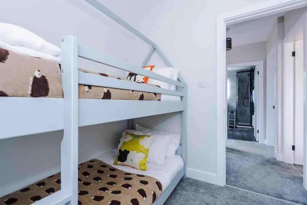 Sandileigh House By Yourstays - Luxurious 3 Bedroom House In Олтринкам Екстериор снимка