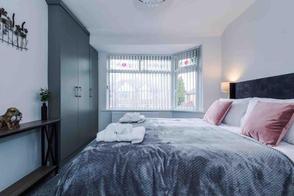 Sandileigh House By Yourstays - Luxurious 3 Bedroom House In Олтринкам Екстериор снимка