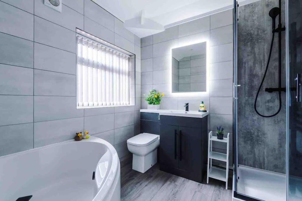 Sandileigh House By Yourstays - Luxurious 3 Bedroom House In Олтринкам Екстериор снимка